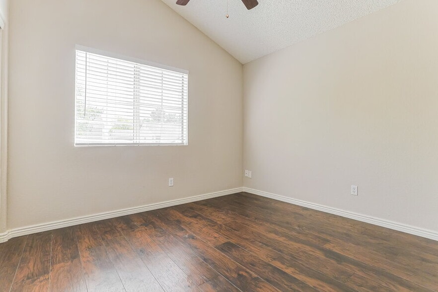 Building Photo - 441 S Maple