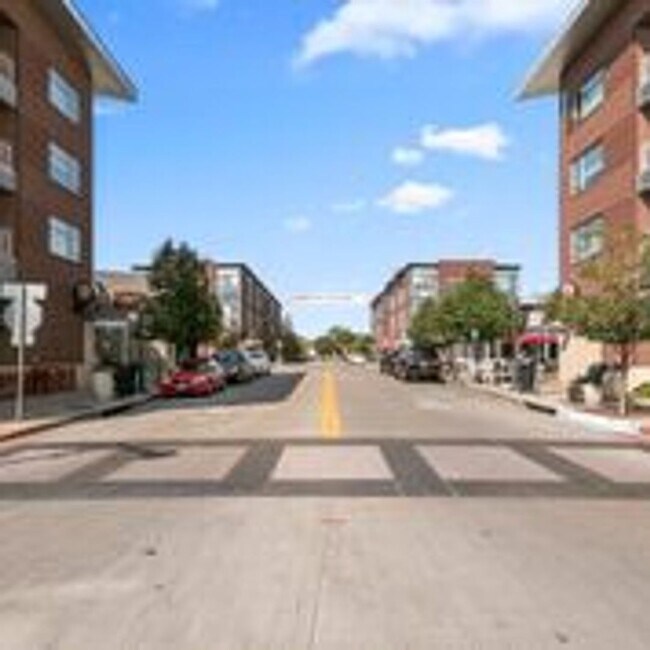 Building Photo - Central Park HOUSE for rent! 2 BLOCKS TO STANLEY MARKETPLACE