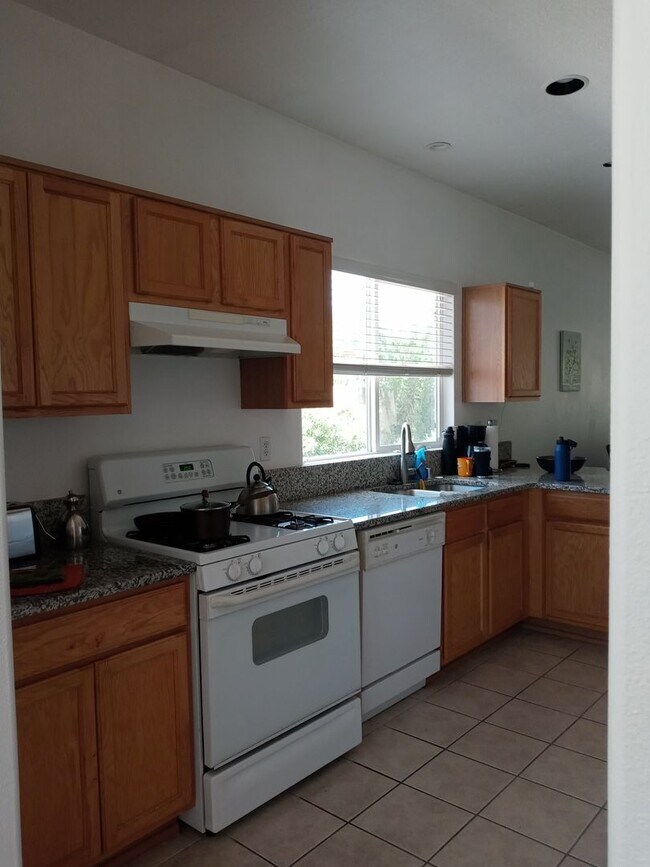 Building Photo - GREAT AREA!