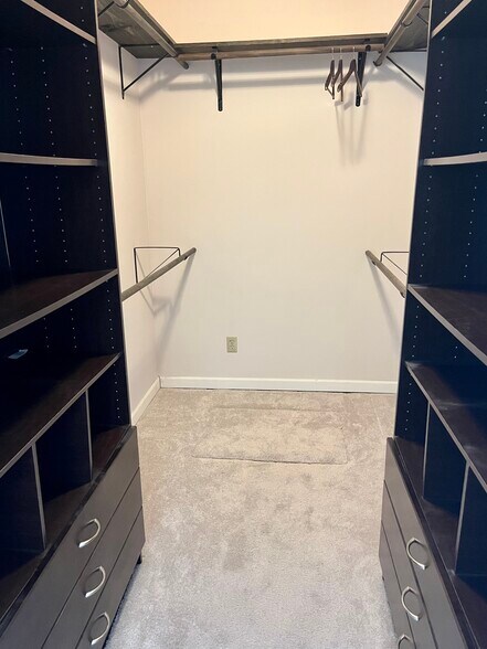 Building Photo - 555 Royal Crest Dr