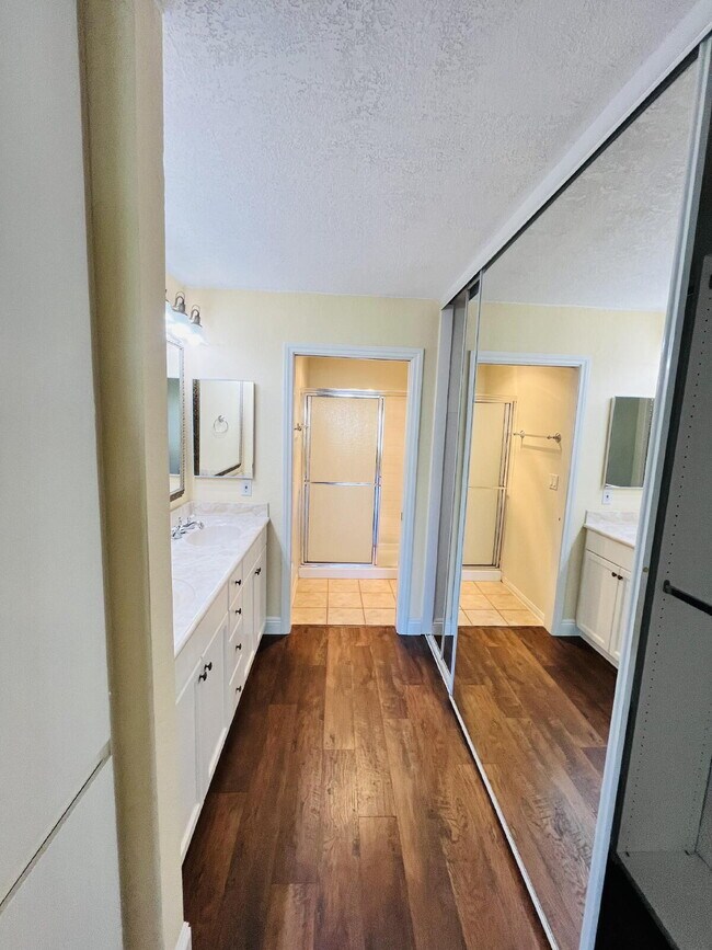 Building Photo - $2,695 - 2 Bed 2 Bath updated Condo in Del Cerro