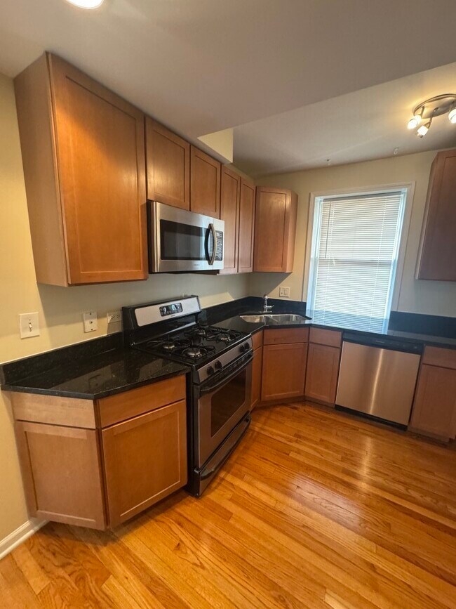 Building Photo - 2553 W Ardmore Ave