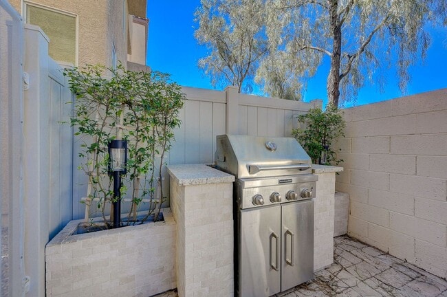 Building Photo - Stylish Tri-Level Home/Tandem Garage in Henderson