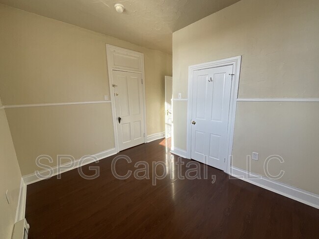 Building Photo - 28 Carlisle St