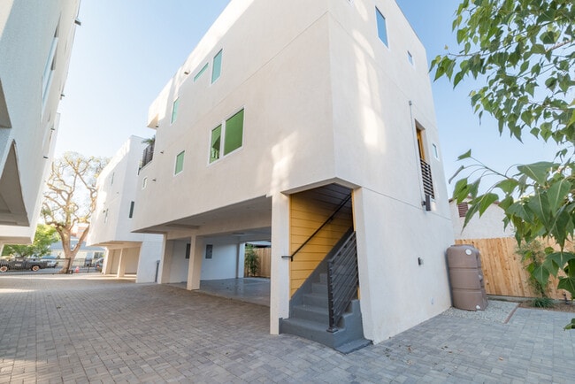 Building Photo - Two Bedroom Town Home-style Like Near NoHo Arts District