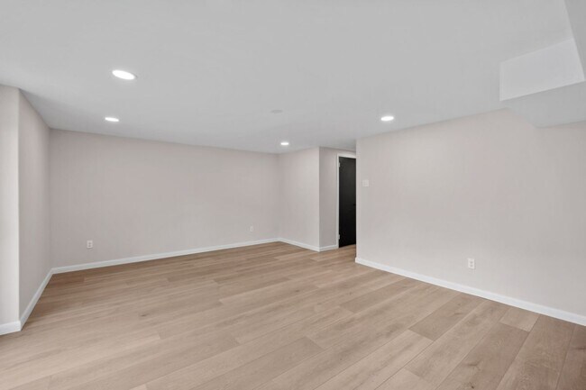 Building Photo - 857 Green Valley Dr