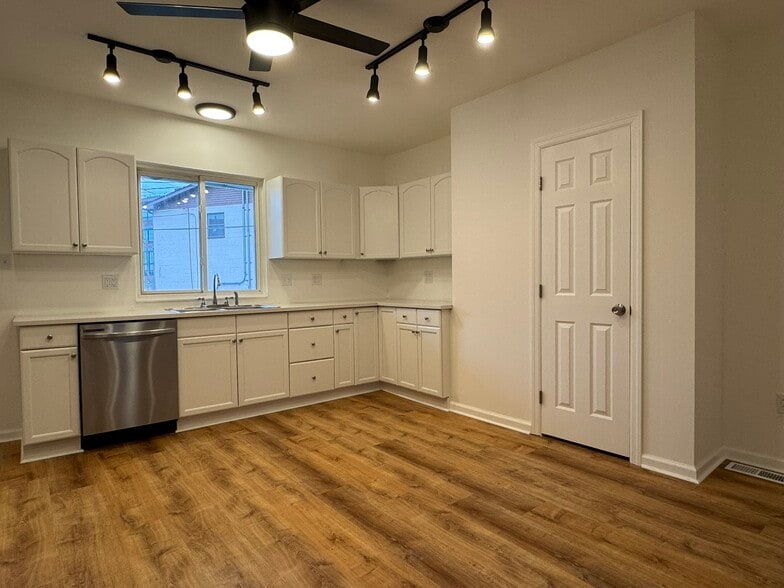 Building Photo - 16 Sycamore St