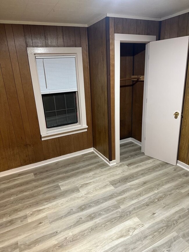 Building Photo - Available Now! 3-Bed, 1-Bath Central Springdale Home with Fenced-In Yard