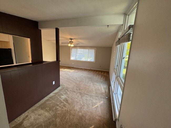 Building Photo - Three Bedroom / 1.5 Bathroom House AVAILABLE October