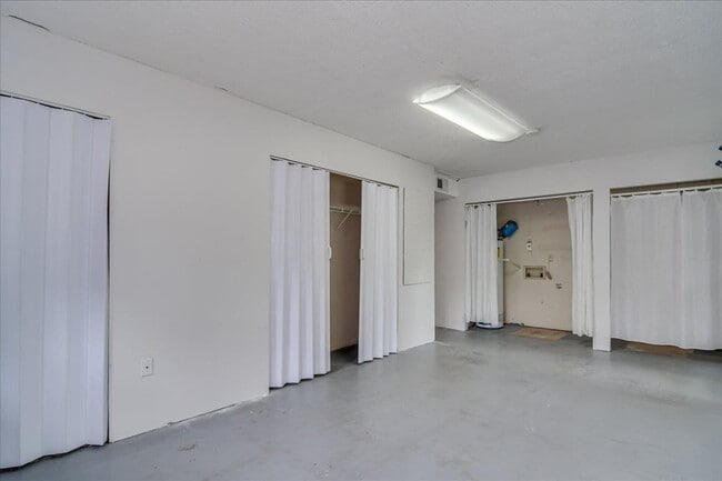 Building Photo - 303 Meadowlake Dr