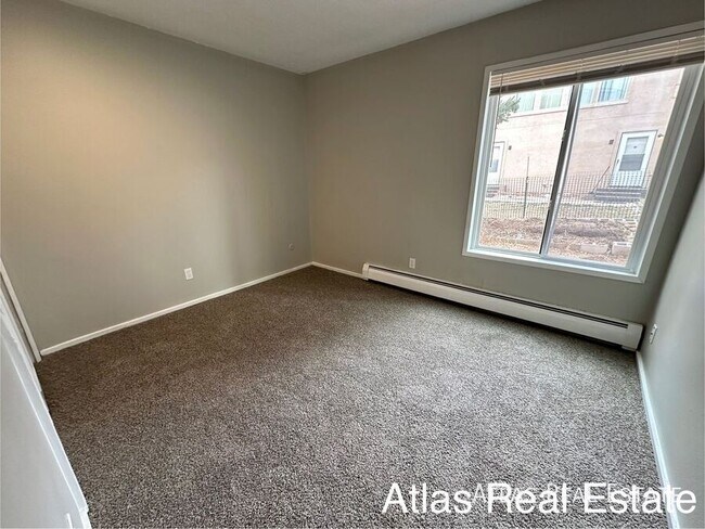 Building Photo - In Unit Washer/Dryer?! Private Patio?!