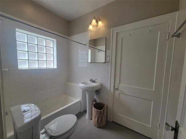 Building Photo - 2406 Huldy St