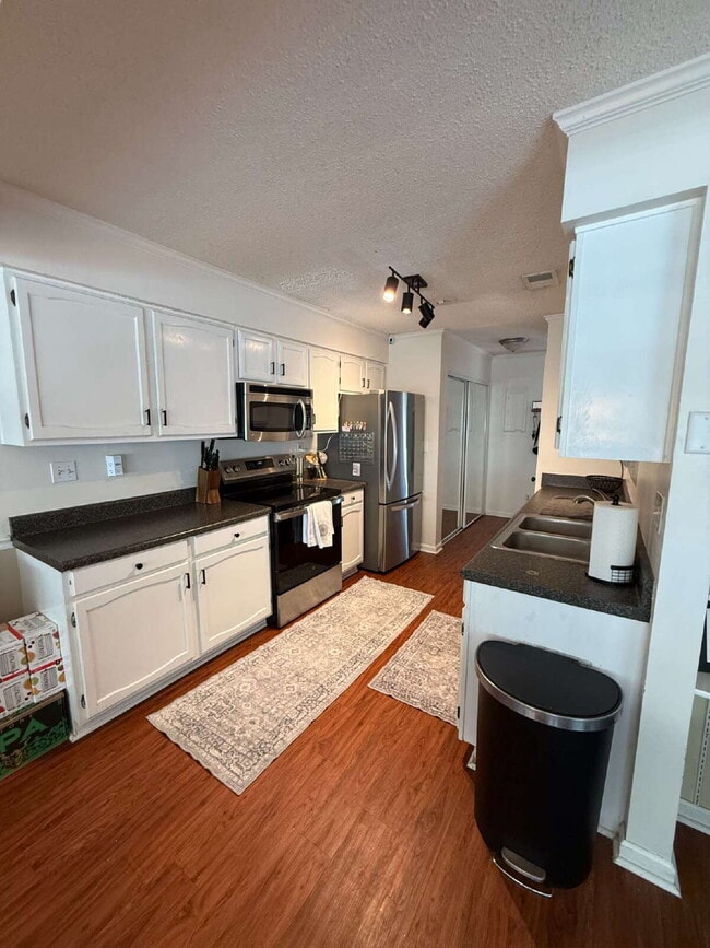 Building Photo - "Charming 3-Bedroom Townhouse Retreat in Beaufort - Spacious 1742 sq ft on Battery Lane!"