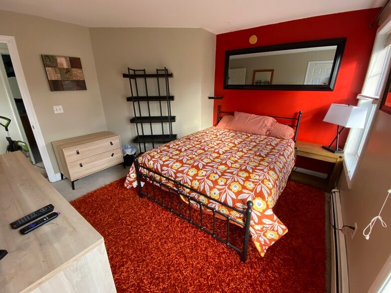 queen room - 18 Scamman St