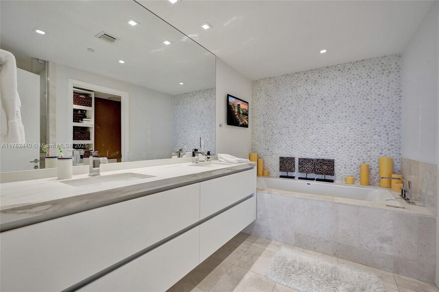 Building Photo - 17121 Collins Ave