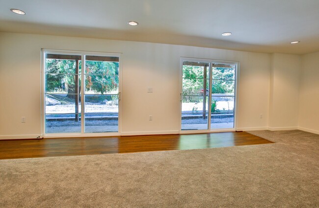 Building Photo - Beautiful Home In Langley with Private Bea...