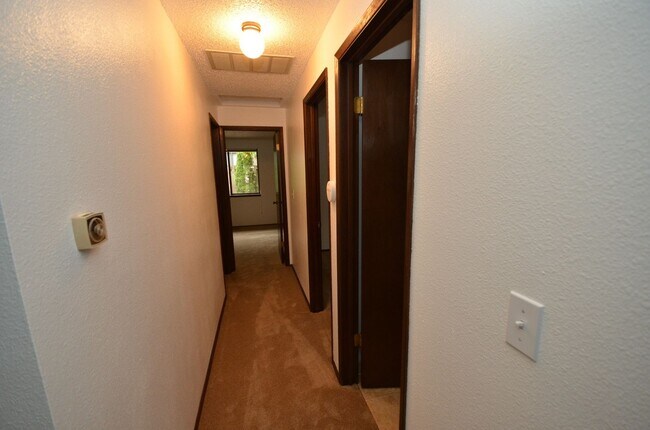 Building Photo - Charming 2-bedroom Townhome Near Downtown Beaverton!