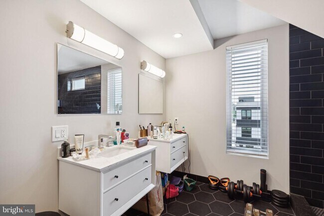 Building Photo - 1510 N Hollywood St