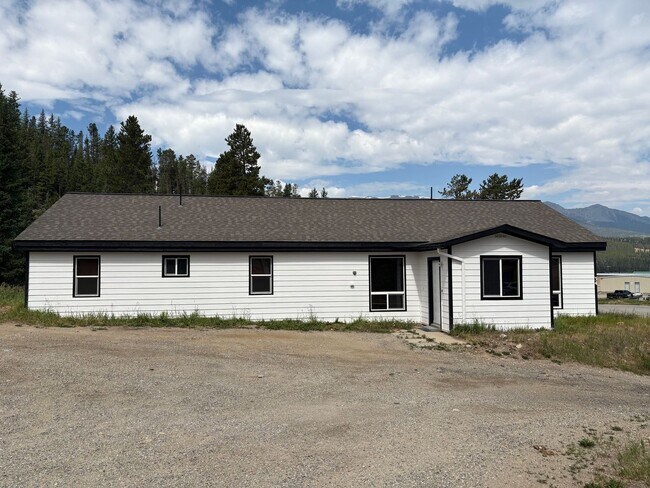 Building Photo - 3 Parking spots! Pets Negotiable, Open Floor Plan and Storage! Available now! Year lease!