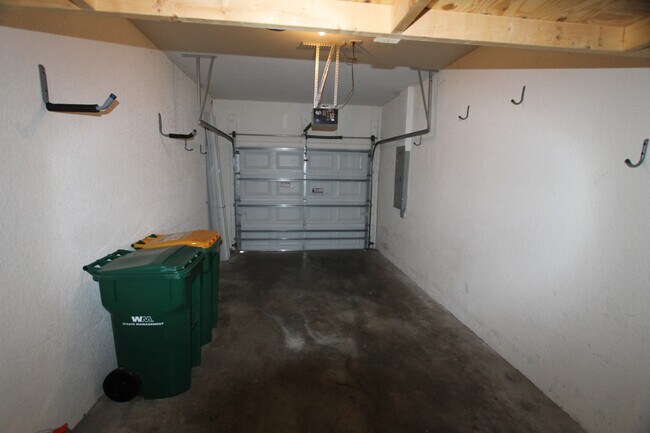 Building Photo - 1056 Hampton Cir
