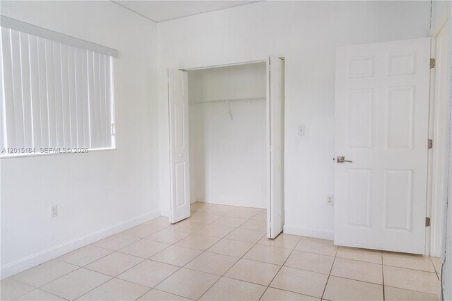 Building Photo - 379 NE 34th Ave