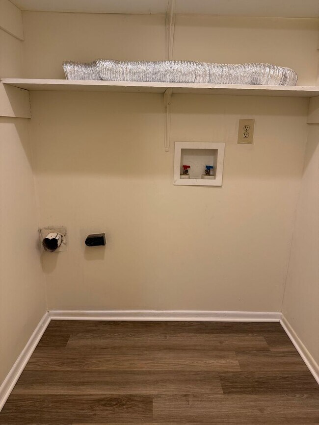 Building Photo - Adorable 3 Bedroom 1.5 Bath Off Regents Park Lane