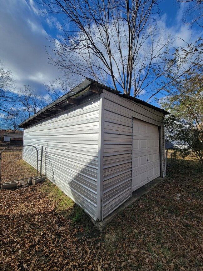 Building Photo - 2 Bedroom/1Bath Home Located  in Burlingto...