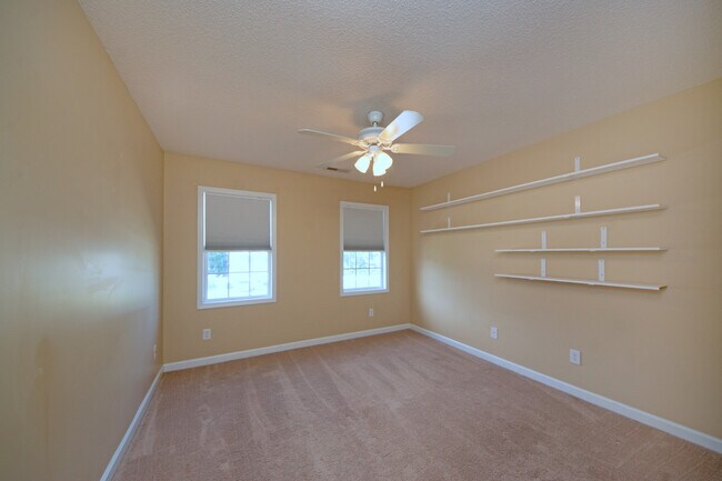 Building Photo - 1112 Huff Dr