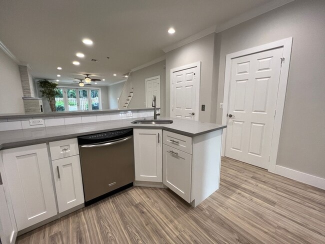 Building Photo - Beautiful 4 Bed 4.5 Bath luxury Townhouse with Elevator located by the Beach Lauderdale by the Sea