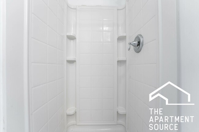 Building Photo - 1544 W Glenlake Ave