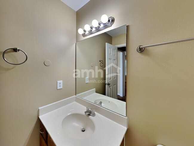 Building Photo - 115 Crenshaw Dr