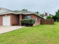 Building Photo - Charming 3/2 Duplex with Garage — No Carpet, Fenced Yard!