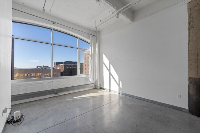 Building Photo - 700 N Washington Ave