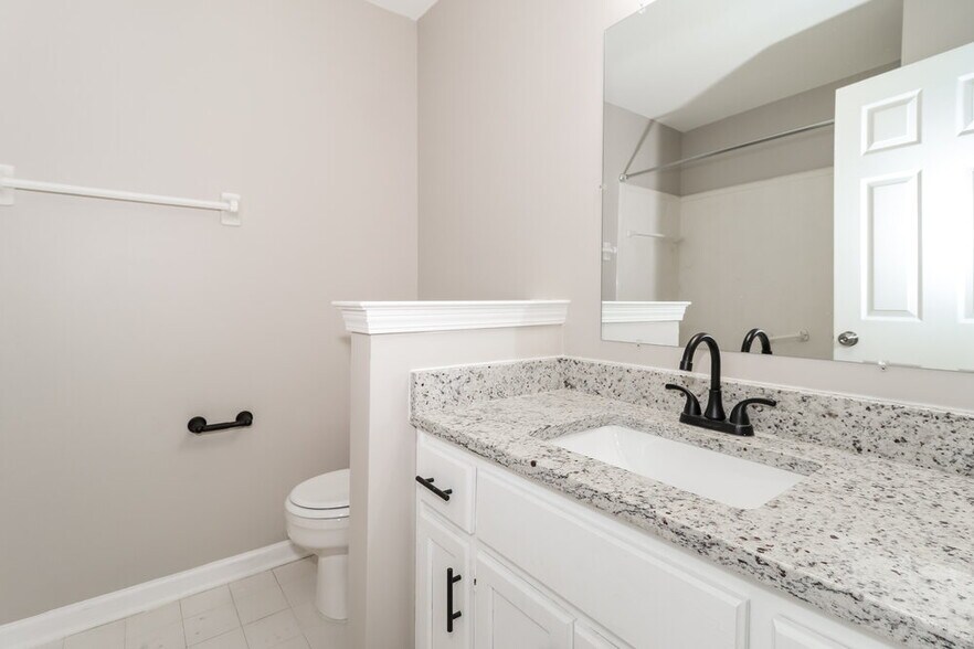 Building Photo - 6138 English Ivy N