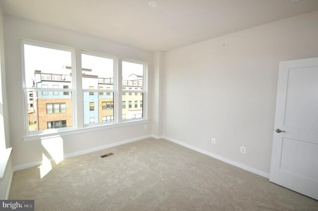 Building Photo - 43795 Middleway Ter