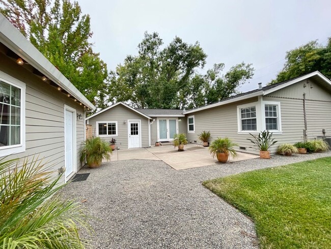 Building Photo - Charming 3 Bedroom 2 Bath Home in Old Town...