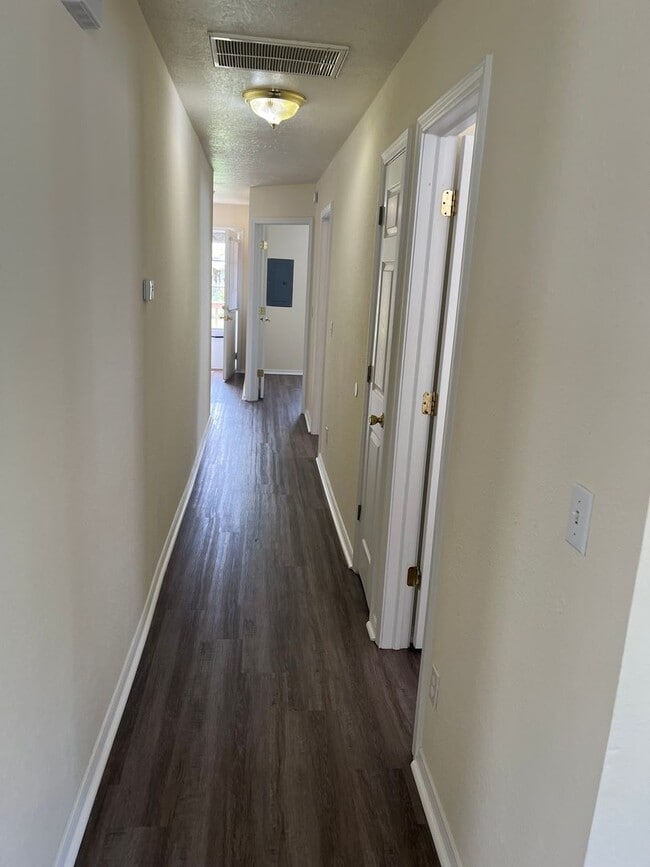 Building Photo - ADORABLE 3 BEDROOM HOUSE READY!