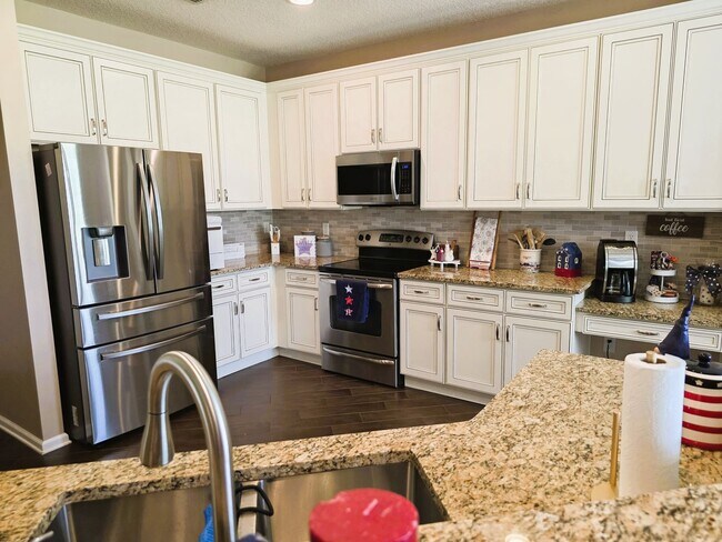 Building Photo - Large Home On Cul-De-Sac!