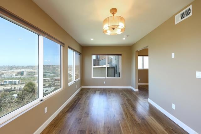 Building Photo - 4960 Vista Pl