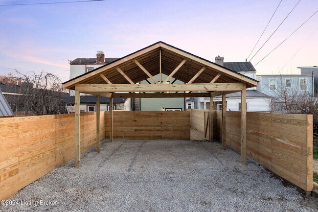 Building Photo - 923 E Oak St