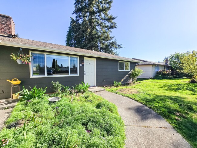 Building Photo - Remodeled Unit in Duplex