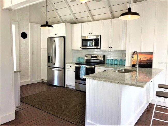 Building Photo - 835 Victoria Dr