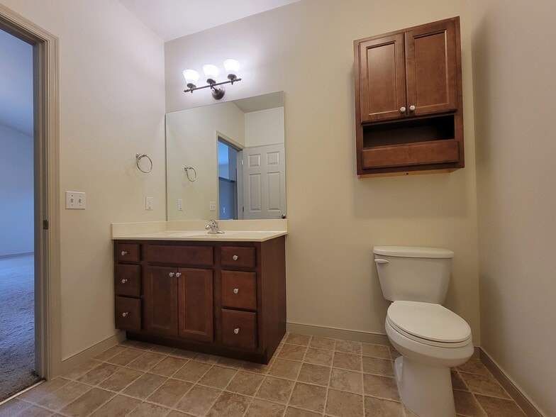 Building Photo - 1942 Shady Oak Dr