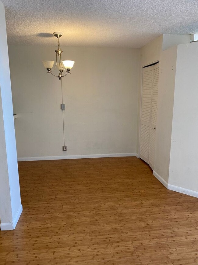 Building Photo - Leilehua - Spacious One Bedroom with Secur...