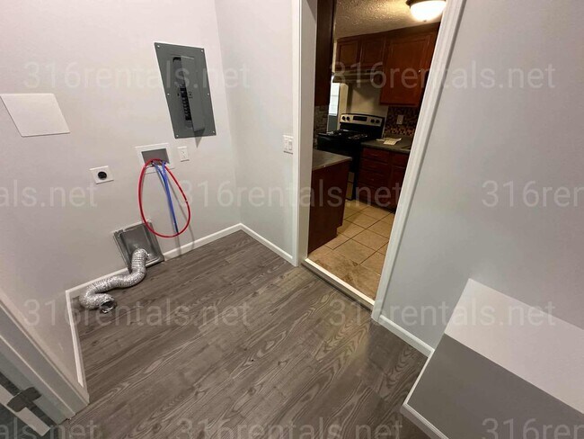 Building Photo - $1245 - 4 bedroom/ 2 bathroom - Single Fam...