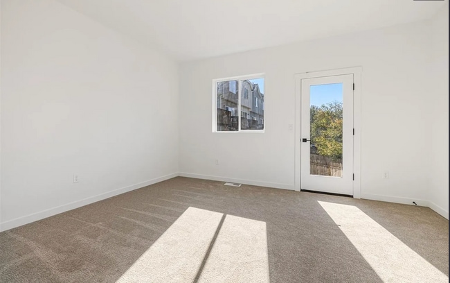 Building Photo - 5856 SE 18th St