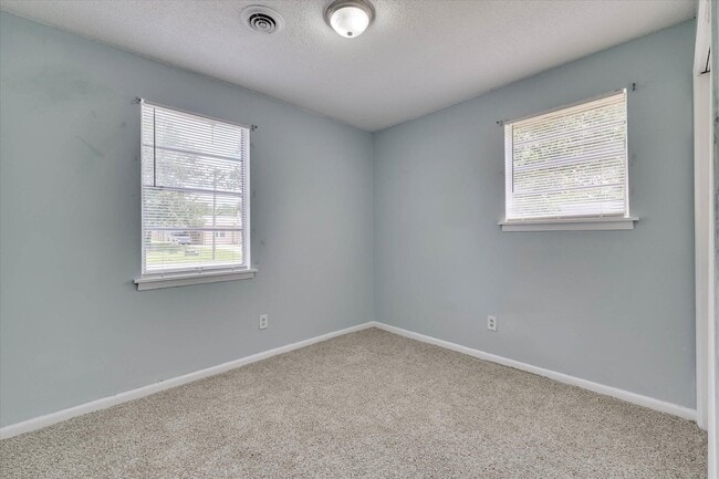 Building Photo - 2408 Southdale Dr
