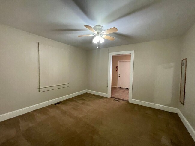 Building Photo - 2 Bedroom 1 bath home