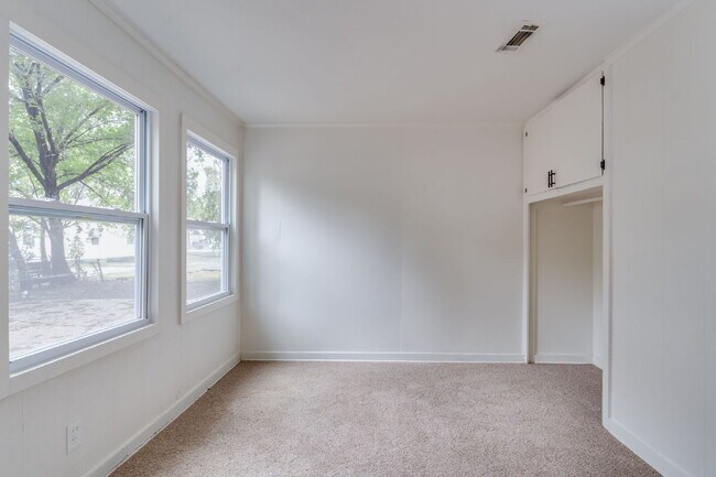 Building Photo - 4309 E Lincoln St