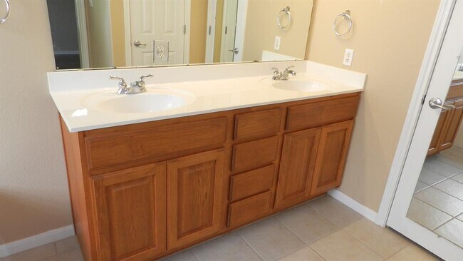Building Photo - 613 Hickory Run Dr